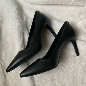 LIKE NEW Michael Kors Dorothy Black Pumps 9.5
